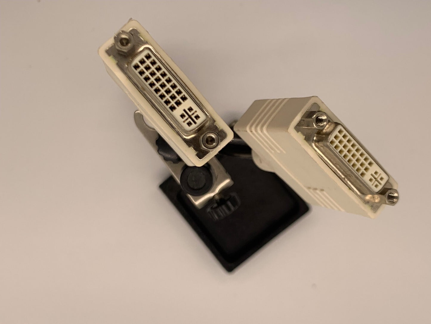 PNY 91004086-T DMS-59 male to two Single-Link DVI female Adapter cable